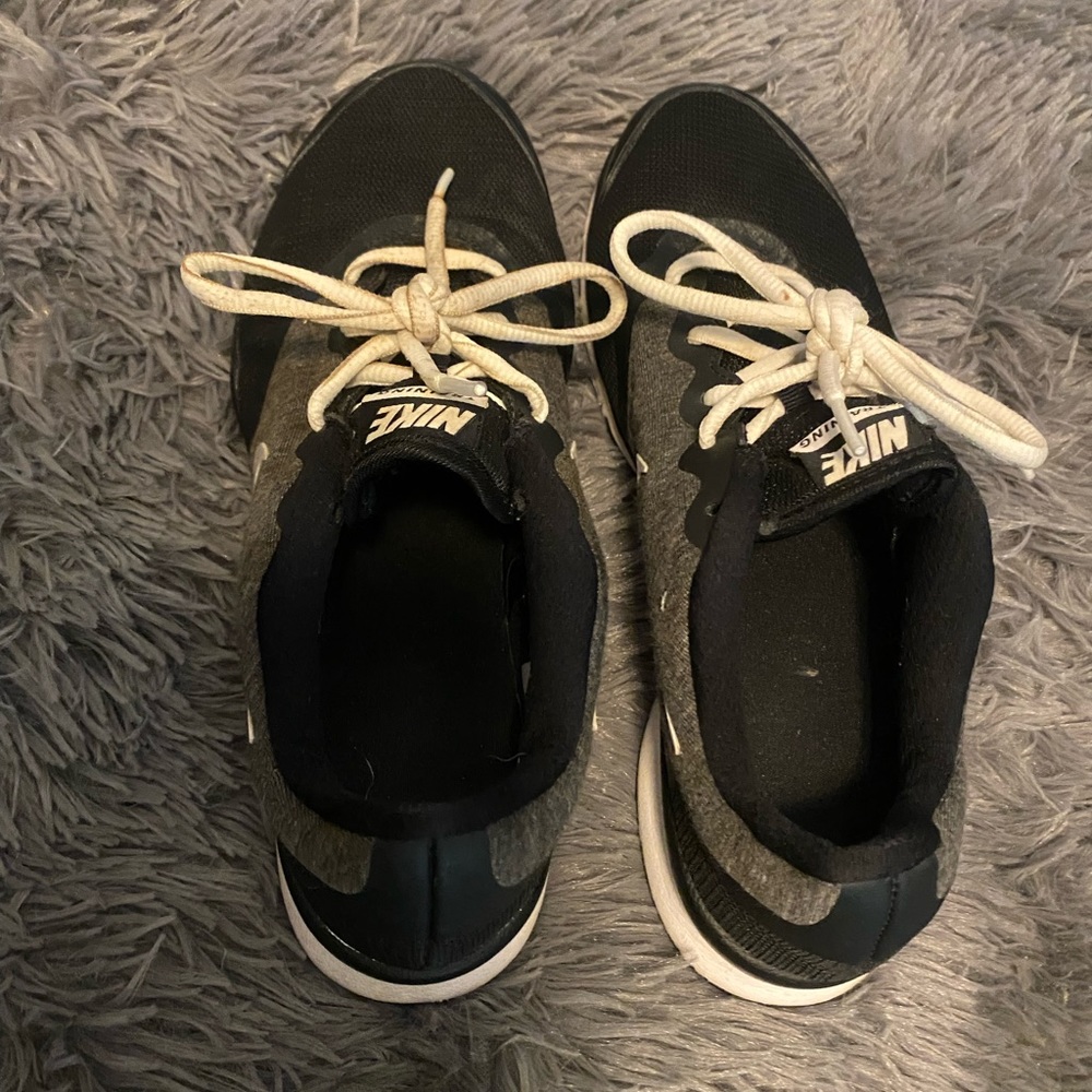 Women’s size 9 Nike training shoes black, gray & white! - Picture 3 of 4
